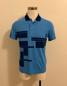 Neu mit Etikett Lacoste x Novak Djokovic Herbst Grafik Fan Tennis Poloshirt blau (Größe: M) - Bild 1 von 6
