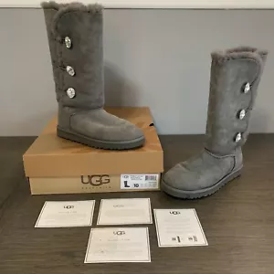 UGG Bailey Swarovski triplo bottone tripletta Bling grigio alto taglia 10 donna - Foto 1 di 12
