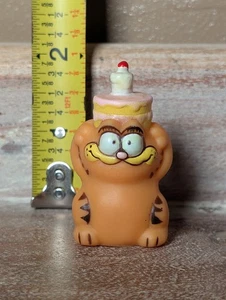 Garfield United Feature Syndicate Figure Cake on Head 2 1/8" - Picture 1 of 2