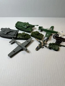 Vintage Konvolut Militär grün grau Kunststoff Panzer Flugzeuge Jeep - Bild 1 von 6
