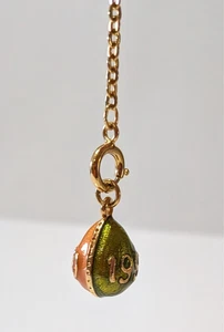 Dije de huevo esmaltado vintage Joan Rivers con extensor: 1990-91, cadena de 2" - Imagen 1 de 3