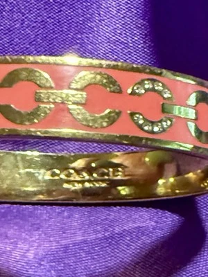 COACH✨罕见✨珊瑚/金色✨签名 C 搪瓷 ✨RHINESTONE✨手镯 *令人惊叹✨ — 第 1/4 张图片