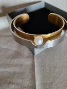 Armreif Ernstes Design Edelstahl teils vergoldet mit Perle NEU - Bild 1 von 2