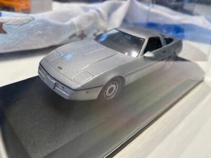 Universal Hobbies Chevrolet Corvette silber in Vitrine 1:43 - Bild 1 von 2