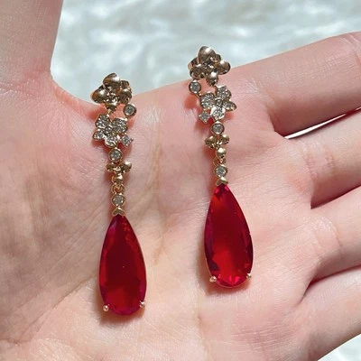 Pendientes colgantes enchapados en oro con racimo de diamantes florales con lágrimas de cristal rojo rubí Foto 1 de 4