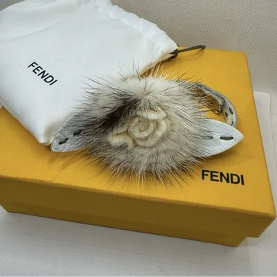 Pulsera Fendi Selleria Piel Visón Flor Cuero Envolvente Con Caja Auténtica Usada en Excelente Condición Foto 1 de 4