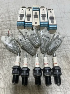 Vintage Spark Plug KLG FE100 NOS Triumph BSA Norton Smiths Industries LTD - Picture 1 of 3