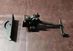 Conjunto de tornillo de banco trasero de pieza genuina para sierra de corte Milwaukee 6177-20 de 14" - Imagen 1 de 6