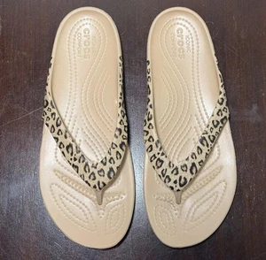 Crocs Shoes Womens Size 7 Beige Leopard Print Flip Flop Sandals Iconic Comfort - Picture 1 of 8