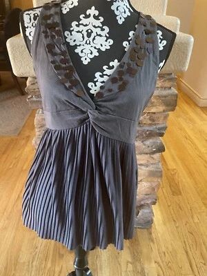 Camiseta sin mangas DKNY Jeans gris plisada sin mangas talla mediana Foto 1 de 2