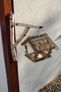 Vogelhaus mit Wandhalterung Vogelhäuschen Futterhaus Futterhäuschen Birke Neu - Picture 1 of 12