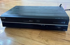 Toshiba DVR670KU VHS DVD Combo Recorder VCR Doppiaggio *SOLO PER PARTI* - Foto 1 di 9
