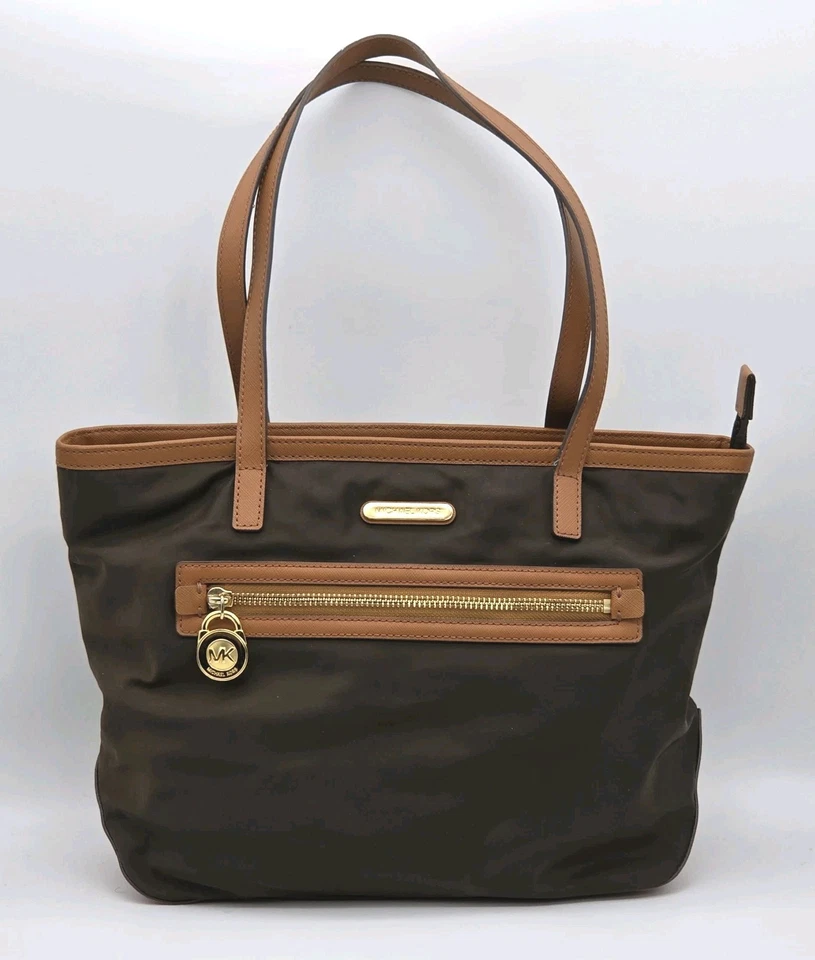 Сумочка Michael Kors Kempton коричневая нейлоновая и искусственная кожа отделка сумка с короткими ручками Shiulder   - Изображение 1 из 4