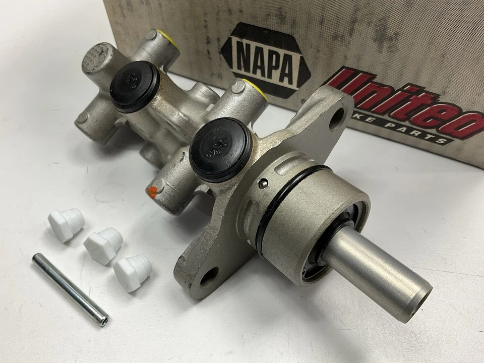 Cilindro maestro de freno Napa 390274 1995-2000 Metro, 1995-2001 Suzuki Swift Foto 1 de 4