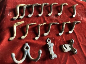 13 alte antike kleine Gusseisen 1-1/2" Haken + 3 Bonus Teile - Bild 1 von 6