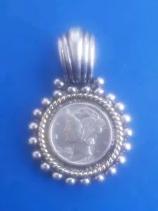Ciondolo vintage tono argento con moneta 90% US Mercury Dime 1942 - Foto 1 di 4