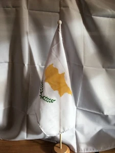 BANDERA DE PIE DE CHIPRIOTA Y BASE DE MADERA - Imagen 1 de 1