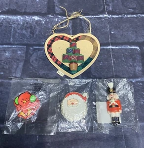 VINTAGE Hallmark Christmas Pin lot of 4 NOS on original card 1982 - Picture 1 of 5