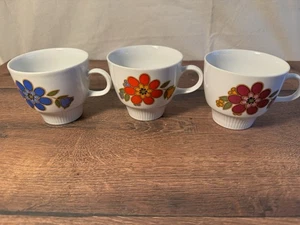 Mitterteich Porzellan Tassen 70er Jahre – Retro Blumenmuster, 3 Stück - Picture 1 of 1