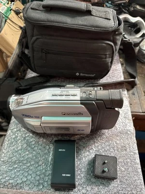 Panasonic Palmcorder PV-L453D VHS-C 20X Optical 750 Digital Battery & Charger  - Image 1 of 4
