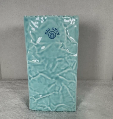 Florero bolsa de papel arrugado de cerámica azul Grasslands Road sello de gran sonrisa Foto 1 de 4