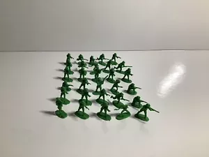 Vintage Plastic Army Men - Lot of 30 - Various Poses - Green - Made in China - Bild 1 von 3