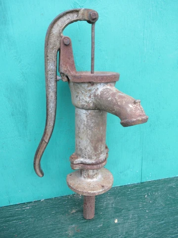 VINTAGE OLD Cast Iron Hand WATER PUMP Measures 21" High DECORATION Cover