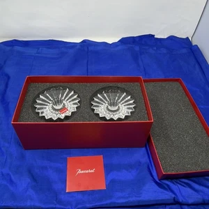 Par de candelabros de cristal de baccarat diseño de corte Starburst de vidrio - con monograma - Imagen 1 de 24