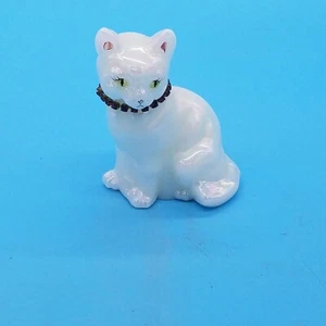 Estatuilla de gato de vidrio iridiscente Fenton de colección cuello de estrás púrpura firmada - Imagen 1 de 6