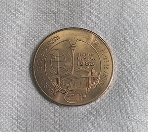 Medalla Oficial de la Feria Mundial de Seattle Century 21 1962 (moneda en tono dorado) Era Espacial - Imagen 1 de 4