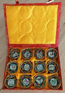 China: Schatulle mit 12 Sake-Schalen, unter dem Sockel signiert - Bild 1 von 10