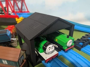 TOMY Thomas Trackmaster COBERTIZO MOTOR ABIERTO Impresión 3D Pista Personalizada Plarail - Imagen 1 de 3