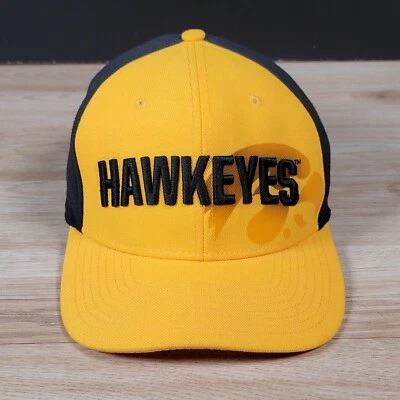 Boné Iowa Hawkeyes Nike Classic99 preto amarelo Dri-FIT NCAA ajuste elástico OSFM - Imagem 1 de 4