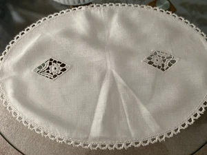 VINTAGE IVORY LINEN OVAL TABLE MAT/DOILY 17" x 12" LACE PANEL & EDGES - Picture 1 of 2