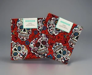 NEU Menge 2 Sugar Skulls Tag der Toten rot Fat Quarter Baumwollstoff 18x21 - Bild 1 von 7