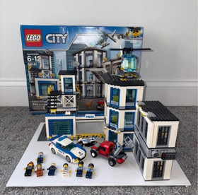 LEGO City: Police Station (60141) 100% Complete W/ Box & Instructions. Retired