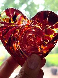 Handgefertigter herzförmiger Kunstglas Briefbeschwerer rot Swirl Studio 3" gelb orange - Bild 1 von 10