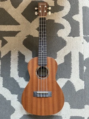 Ukelele Acústico Caoba 4 Cuerdas Protege by Cordoba Modelo U1-M Tamaño Concierto Foto 1 de 4