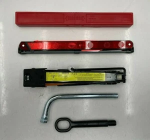 Audi A8 A8 L S8 2011-2018 conector de neumáticos de repuesto de emergencia con gancho de remolque y juego de llaves fabricante de equipos originales - Imagen 1 de 9