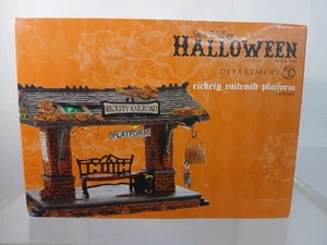 DEPARTMENT 56 KLAPPRIGER EISENBAHNSTEIG #4022432 HALLOWEEN SCHNEEDORF - Bild 1 von 4