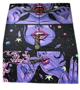 Seltene lila Frau raucht mit Sternen, Planeten & Galaxie Riesen Wandteppich - Bild 1 von 7