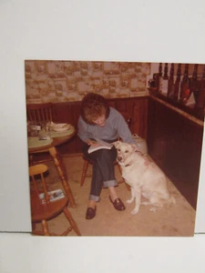 1970S VINTAGE FOUND PHOTOGRAPH COLOR ORIGINAL ART PHOTO WOMAN PETTING WHITE DOG - Picture 1 of 4
