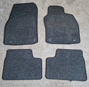GENUINE VAUXHALL ASTRA H MK5 CARPET VELOUR FLOOR MAT SET - Picture 1 of 2