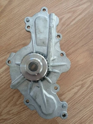 Cadena de distribución y bomba de agua GMB para Ford Explorer Flex Lincoln Taurus 3.5 13-19 Foto 1 de 4