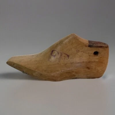 Vtg / Antique Wood Shoe Form Child Size EE Metal Heel Pointed Toe Cobbler - Image 1 of 4