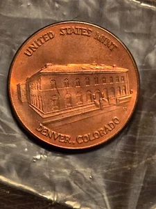 1982-D Souvenir Denver Mint Set Bronze Coin - *MUST* for Coin Collections! - Picture 1 of 3