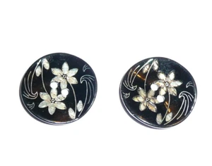 Zwei hübsche polierte schwarze Muschelknopf mit lasergeschnittenen schillernden Blumen - 7/8 Zoll - Bild 1 von 5