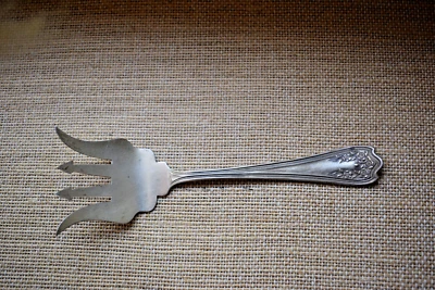 Вилка для говядины с небольшими сколами Saart Bros. Blossom Sterling SSMC 5 3/8 дюйма около 1908 г. - Изображение 1 из 4