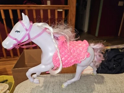 Кукла Barbie белая лошадь с розовым блестящим седлом  - Изображение 1 из 4