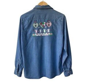 Harriton Denim besticktes Button Down Hemd Gr. M Näherin Nadelfaden Nähen - Bild 1 von 7